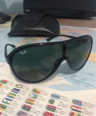 Occhiali da sole Ray-Ban neri e verdi