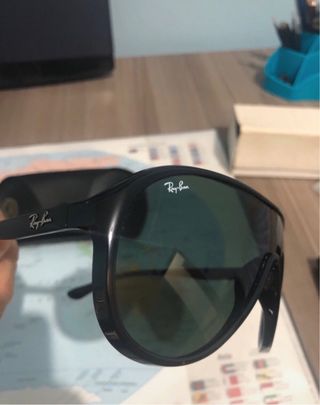 Occhiali da sole Ray-Ban neri e verdi