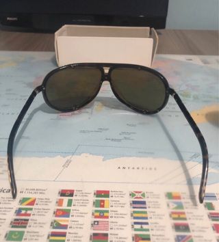 Occhiali da sole Ray-Ban neri e verdi