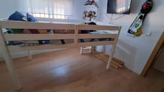 Cama alta de madera para dormitorio infantil