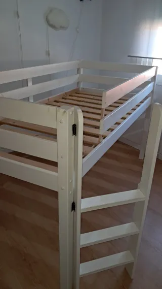 Cama alta de madera para dormitorio infantil
