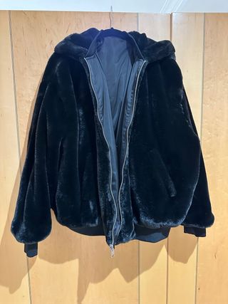 Cazadora reversible negra con capucha