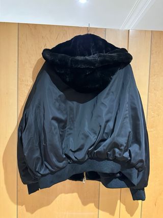 Cazadora reversible negra con capucha