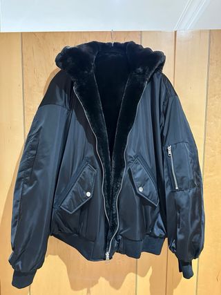 Cazadora reversible negra con capucha