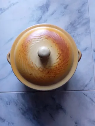 Pentola in terracotta con coperchio