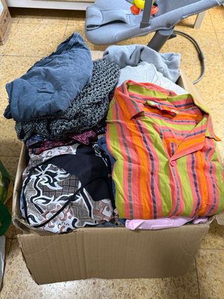 Consegna di abbigliamento 47 capi da donna e uomo