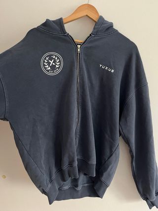 Sudadera YUXUS gris con cremallera