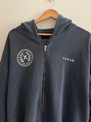 Sudadera YUXUS gris con cremallera