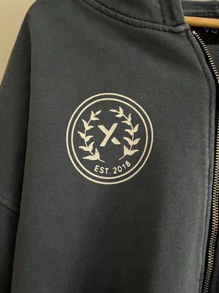 Sudadera YUXUS gris con cremallera