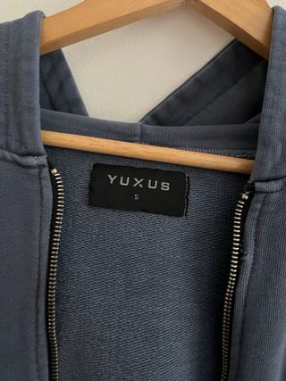 Sudadera YUXUS gris con cremallera