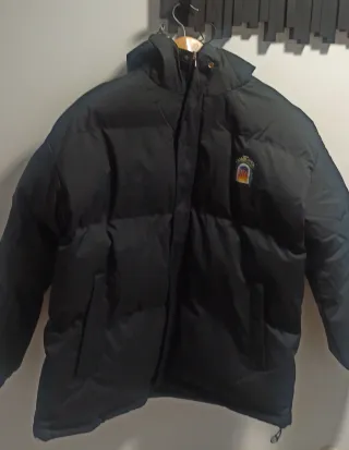 Chaqueta plumón negra con logo