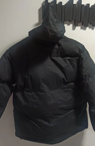 Chaqueta plumón negra con logo