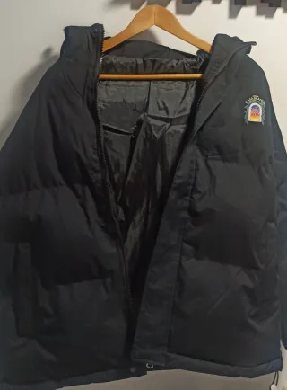 Chaqueta plumón negra con logo