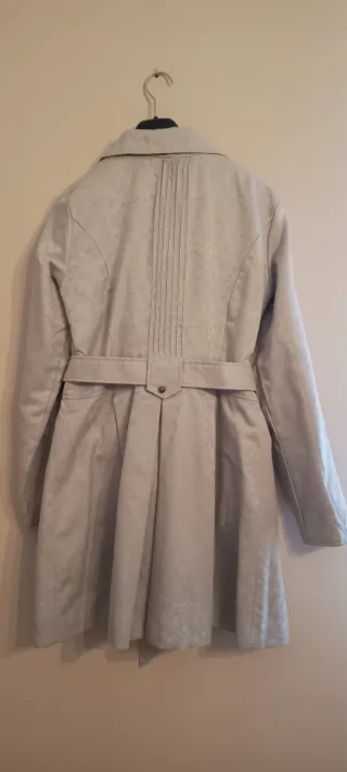 Gabardina beige con detalles elegantes