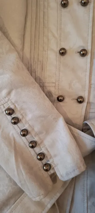 Gabardina beige con detalles elegantes