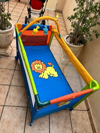 Cuna de viaje con estampado de león