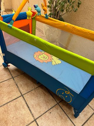 Cuna de viaje con estampado de león