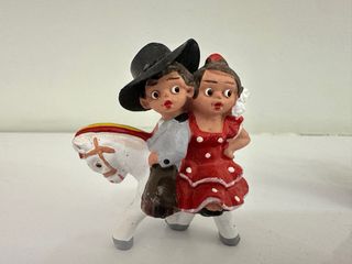 Figuras típicas bailando y toreando