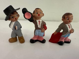 Figuras típicas bailando y toreando