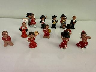 Figuras típicas bailando y toreando