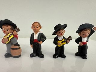 Figuras típicas bailando y toreando