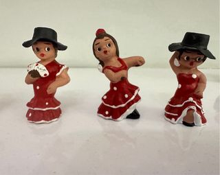 Figuras típicas bailando y toreando