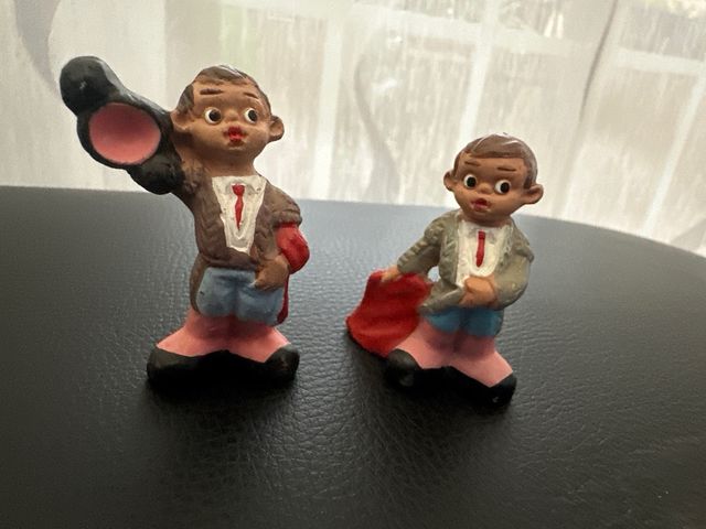 Figuras típicas bailando y toreando