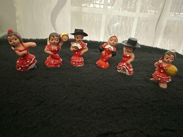 Figuras típicas bailando y toreando