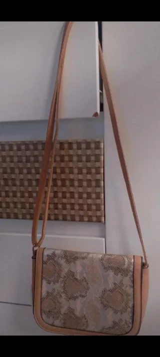 Bolso bandolera beige y dorado