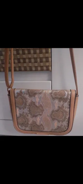 Bolso bandolera beige y dorado