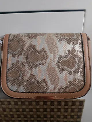 Bolso bandolera beige y dorado