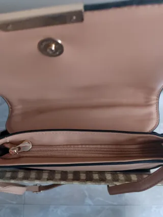 Bolso bandolera beige y dorado