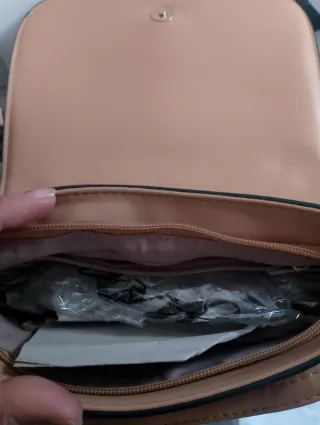 Bolso bandolera beige y dorado