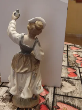 Figura Lladro de porcelana niña con pájaro