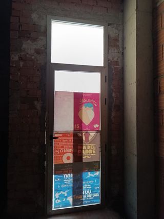 PUERTA DE ALUMINIO CON CERRADURA