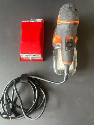 Lijadora eléctrica y manual roja y accesorios.