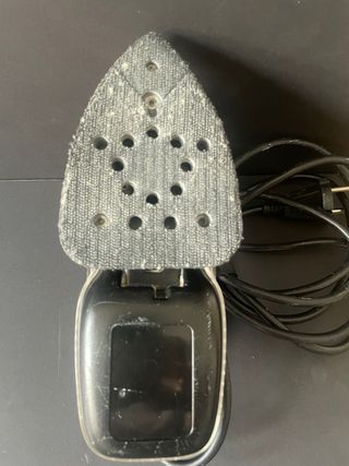 Lijadora eléctrica y manual roja y accesorios.