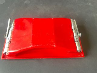 Lijadora eléctrica y manual roja y accesorios.