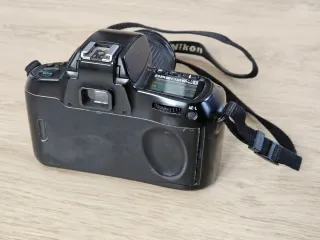 Cámara Analógica Nikon F70 + 3 Lentes + bolsa