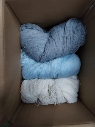 Caja con lana con pequeñas manchas