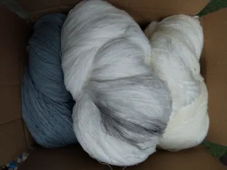 Caja con lana con pequeñas manchas