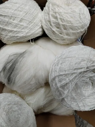 Caja con lana con pequeñas manchas