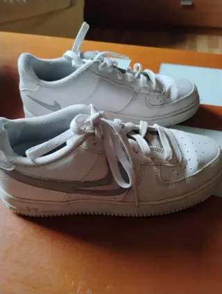 Zapatillas Nike Air Blancas y Plateadas