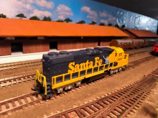 Locomotiva Santa Fé + Vagão Life Like USA