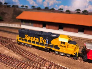 Locomotiva Santa Fé + Vagão Life Like USA