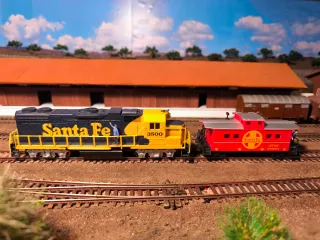 Locomotiva Santa Fé + Vagão Life Like USA