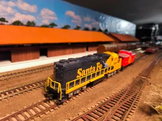 Locomotiva Santa Fé + Vagão Life Like USA