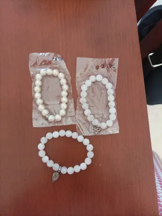 Pulsera de perlas y abalorios