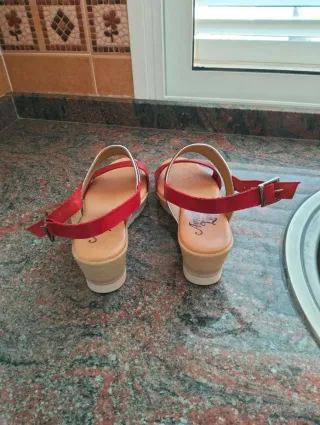Sandalias rojas y beige de cuña