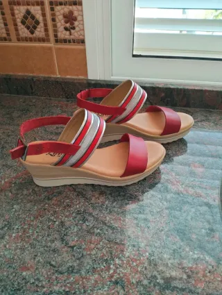 Sandalias rojas y beige de cuña